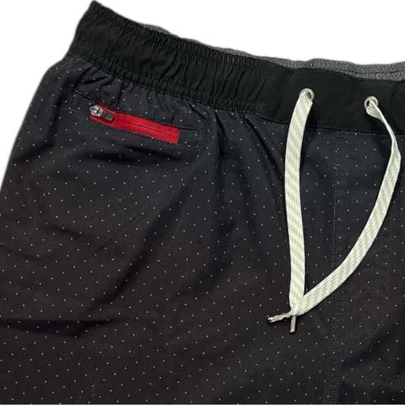 Vuori Mens 7” Banks Shorts size XL in Black Microdot - Picture 5 of 9